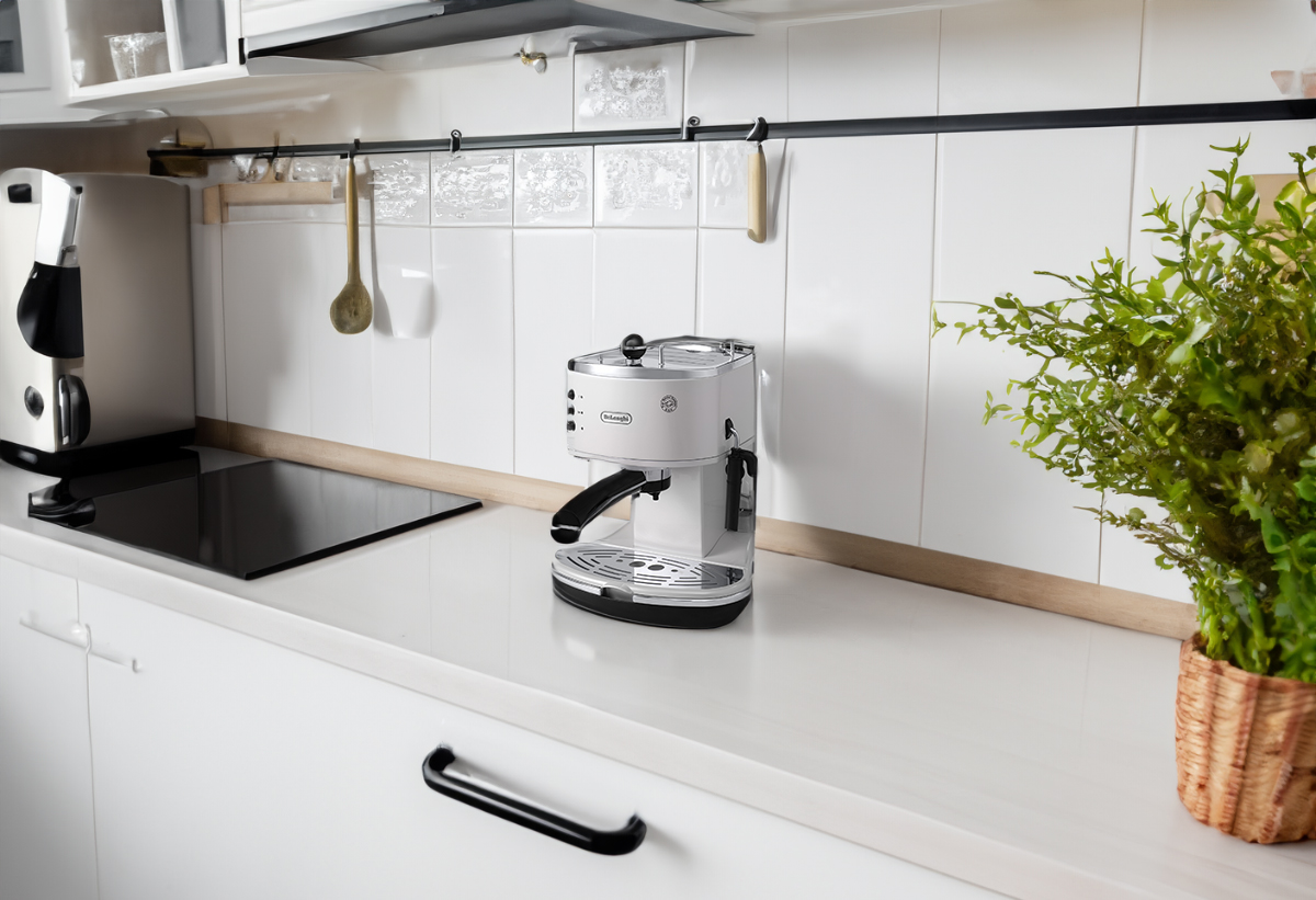 Η καφετιέρα τοποθετημένη σε μια κουζίνα